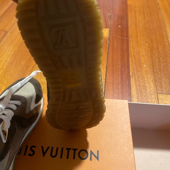 Louis Vuitton Run Away - Picture 4 of 5